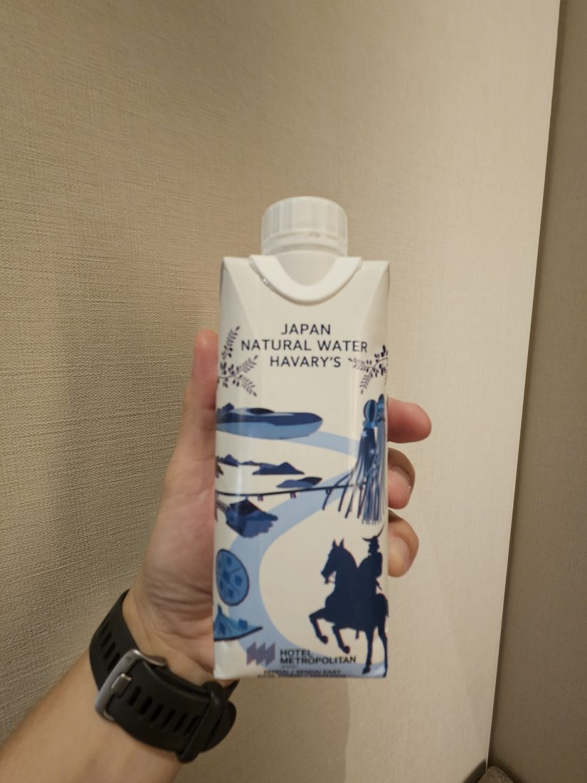 15:46 印著飯店名的紙盒裝礦泉水