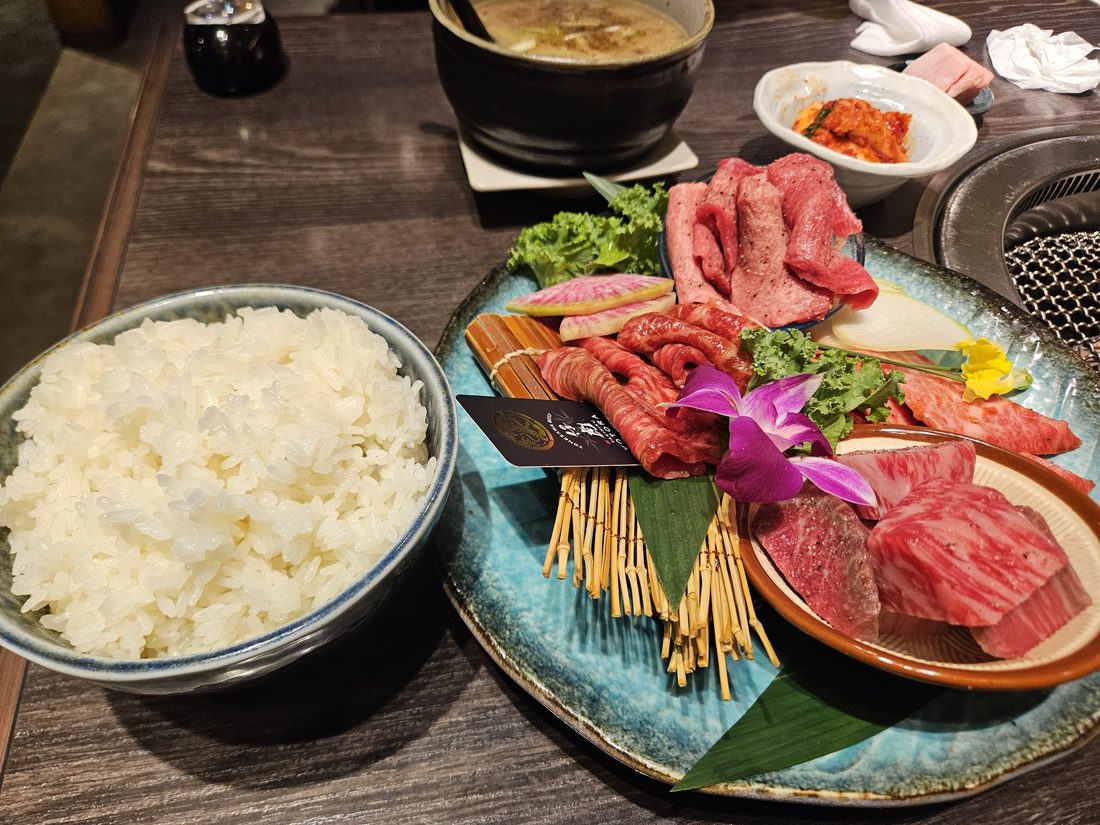17:29 米澤牛生肉拼盤