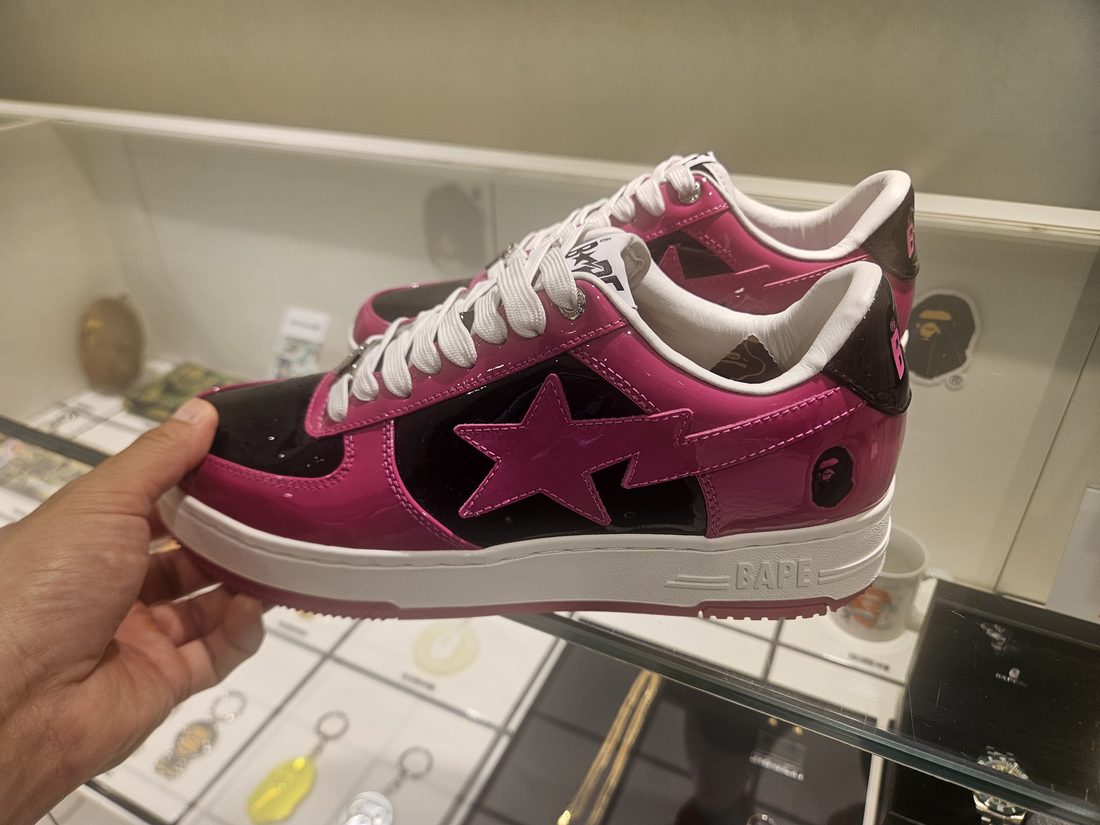 15:57 粉黑漆皮的 BAPE STA