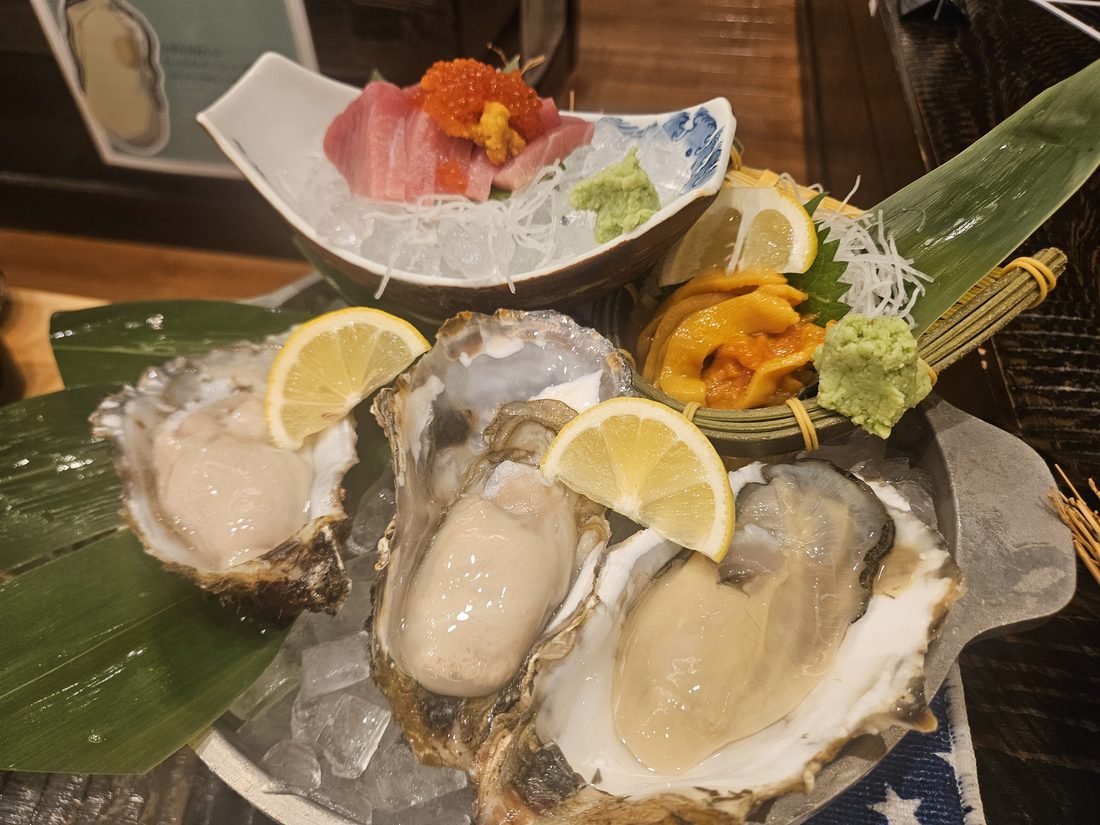 19:00 生牡蠣、海膽與鮪魚中腹拼盤