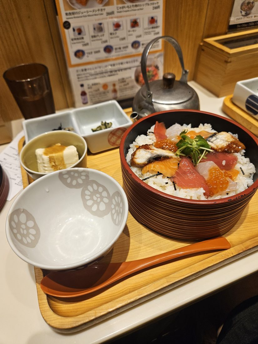 12:06 午餐的海鮮丼