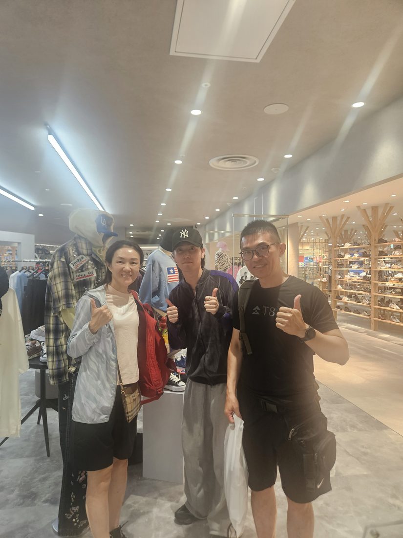 19:13 三個人比讚