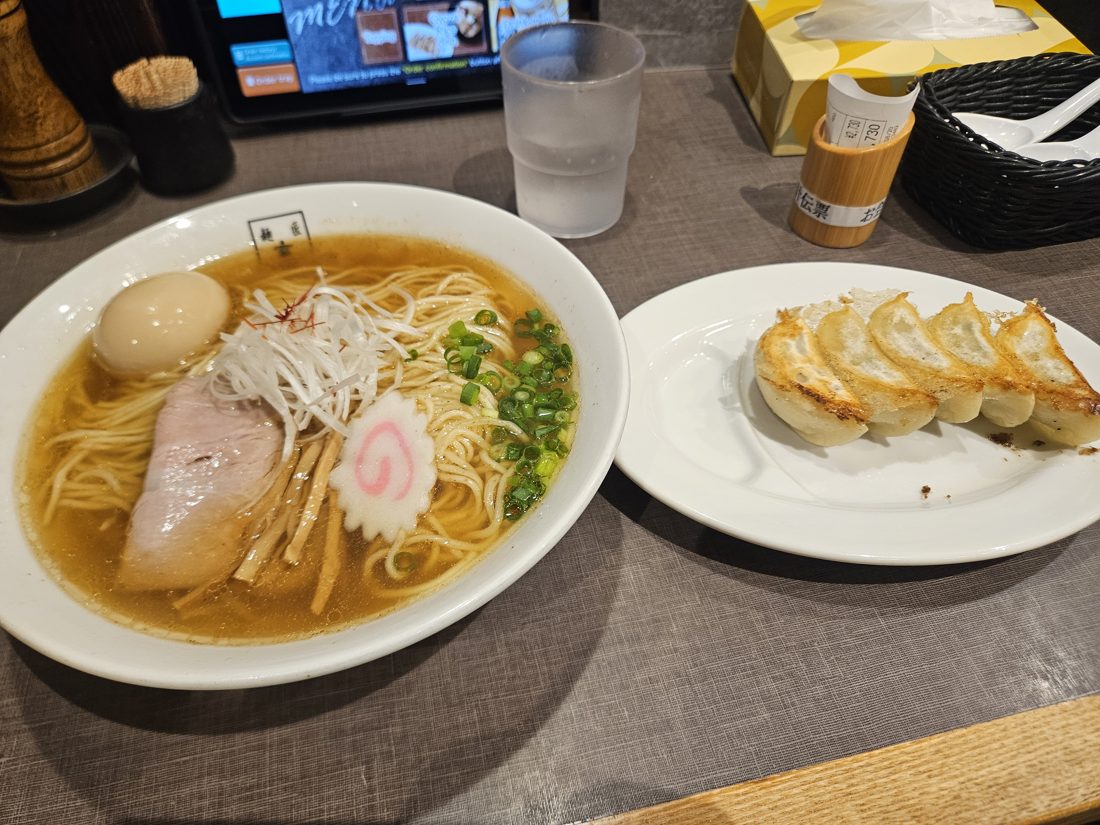 13:01 麺匠 玄龍的醬油拉麵與煎餃。碗上印著玄龍的店徽