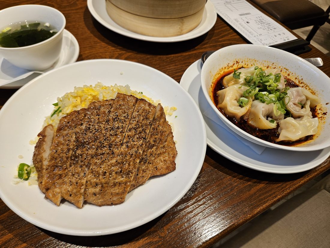 17:37 排骨蛋炒飯與紅油抄手