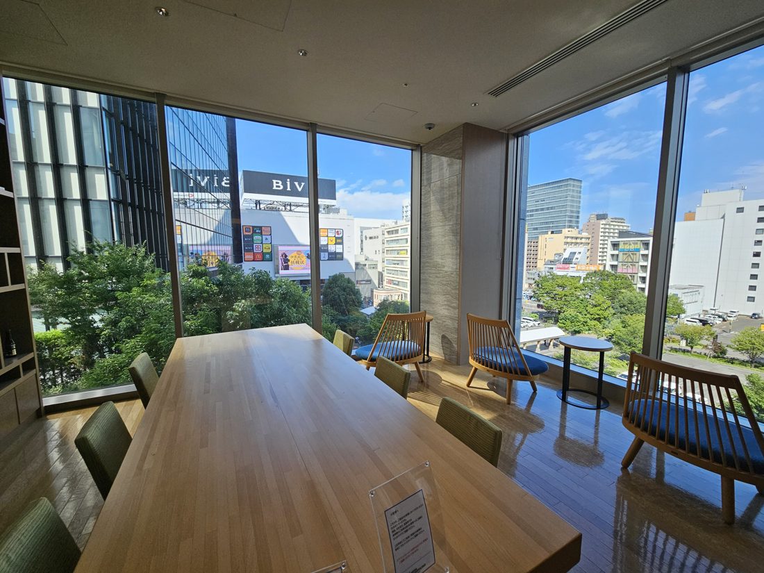 14:04 東大都會 4 樓住客休息室，長桌與整面景觀窗