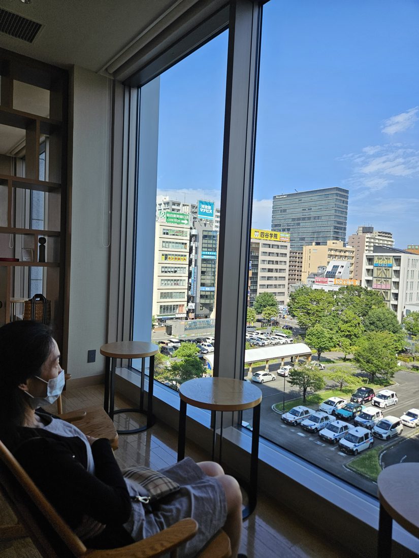 14:05 窗邊座位，牆面下方有插座，窗外是東口計程車招呼站