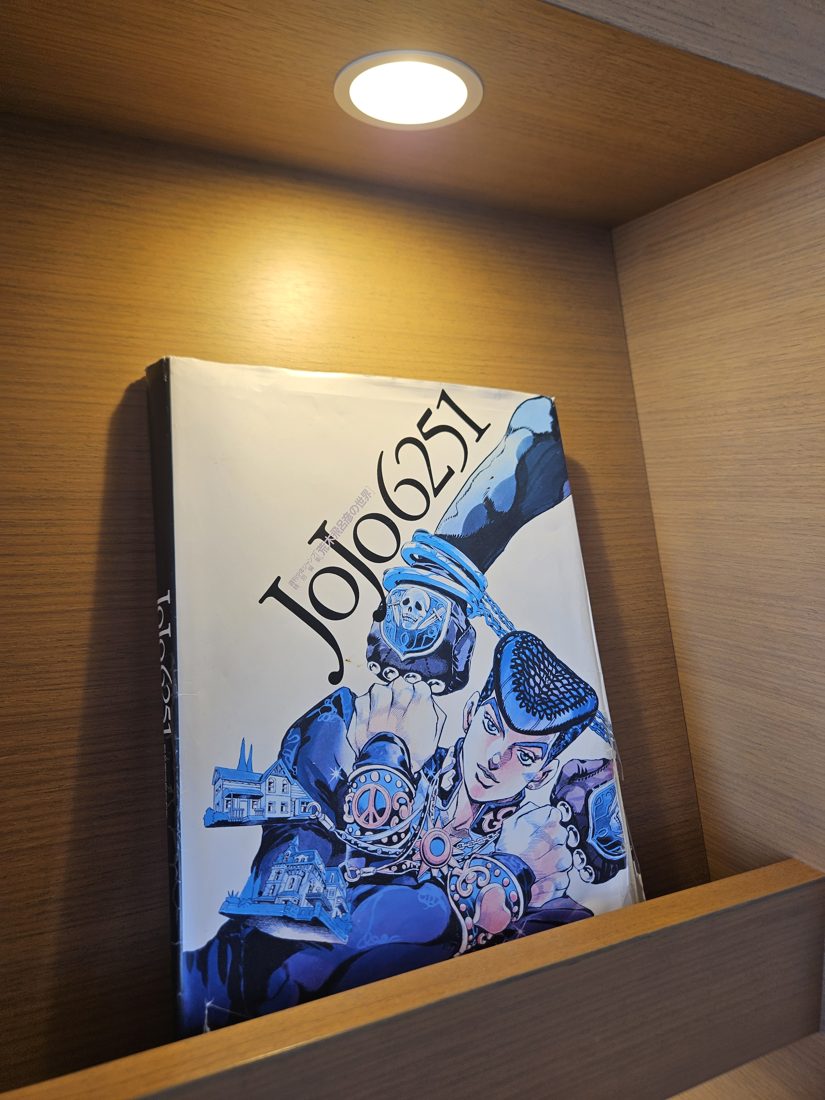 14:08 書架上的《JOJO 6251 荒木飛呂彦の世界》