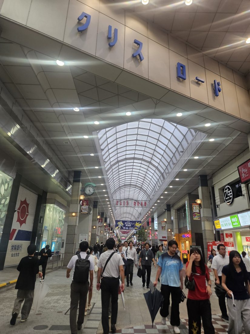 17:22 克利斯路商店街，玻璃拱頂與 CLIS ROAD 紅字