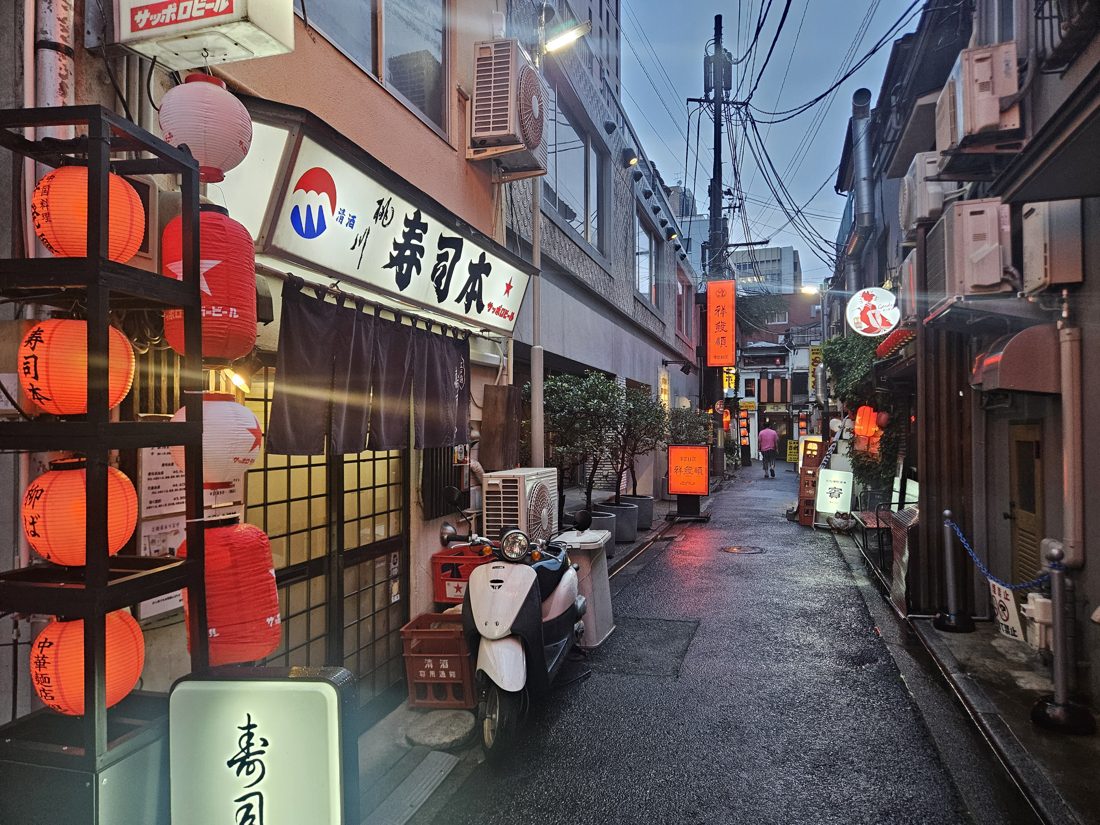 18:12 雨後藍色時刻。寿司本的紅燈籠與濕透的柏油路