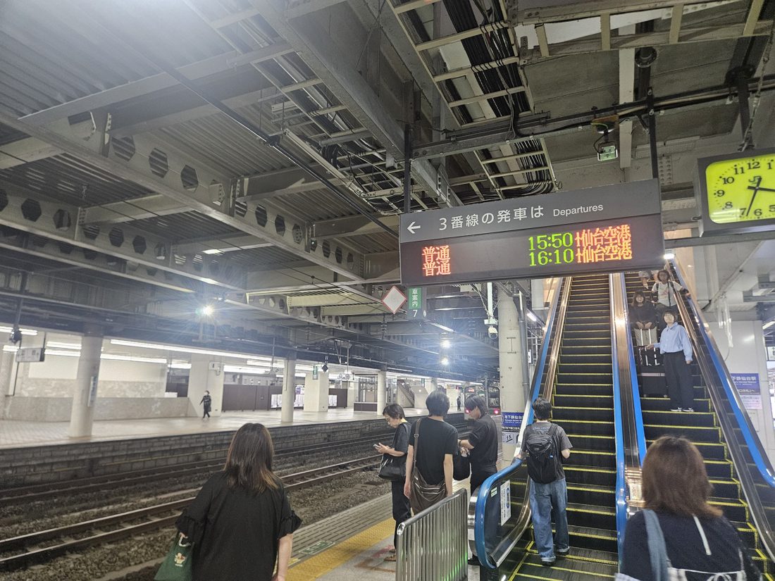 15:33 仙台駅 3 番線。發車看板顯示 15:50、16:10 兩班普通車往仙台空港