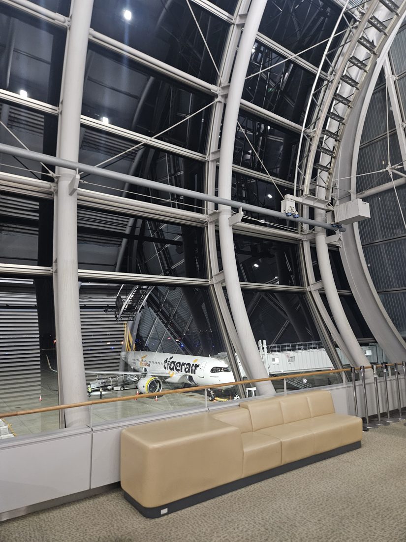19:34 停機坪上的虎航班機。原訂 19:00 起飛，實際 19:10 才開始登機